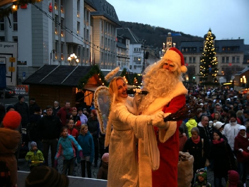 Tanz mit Engel und Weihnachtsmann