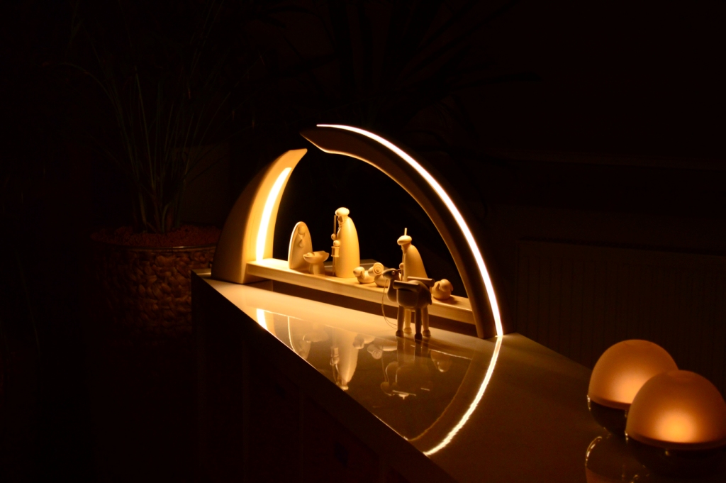 Moderner Lichterbogen mit Krippenfiguren